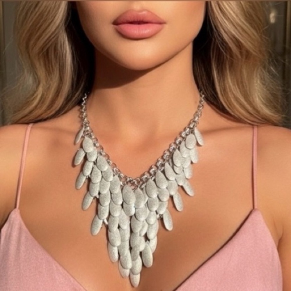 Statement necklace w/shimmery layered metal petals, chain w/lobster clasp ⛓️‍💥🩶 - Picture 2 of 3